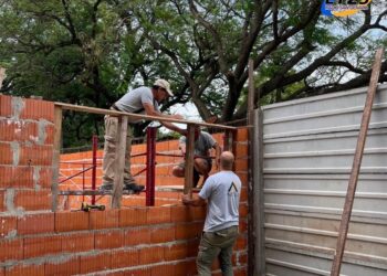 Las Rosas: Avanzan con la construcción de la nueva aula en la escuela Bernardino Rivadavia N°646.