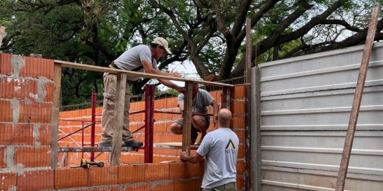 Las Rosas: Avanzan con la construcción de la nueva aula en la escuela Bernardino Rivadavia N°646.