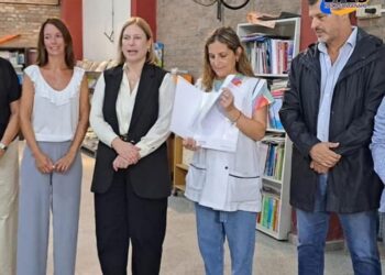 Galvez Entrega del Fani a la Escuela Primaria N° 877