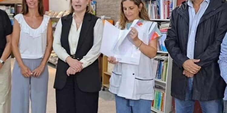 Galvez Entrega del Fani a la Escuela Primaria N° 877