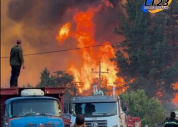 El fuego se descontroló en El Bolsón y las llamas avanzan a la ciudad