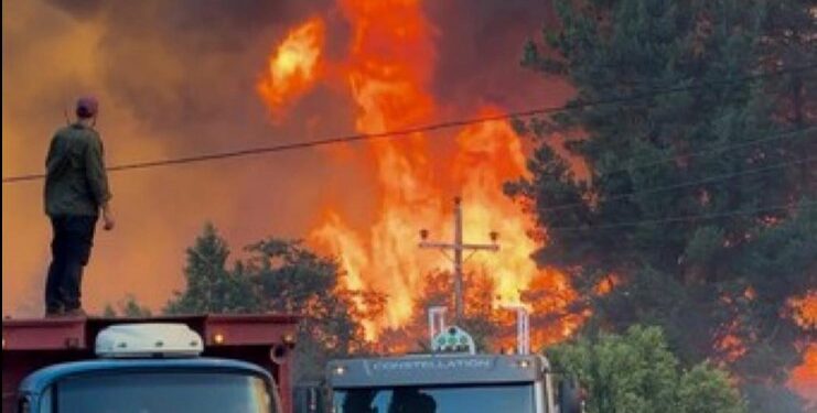 El fuego se descontroló en El Bolsón y las llamas avanzan a la ciudad