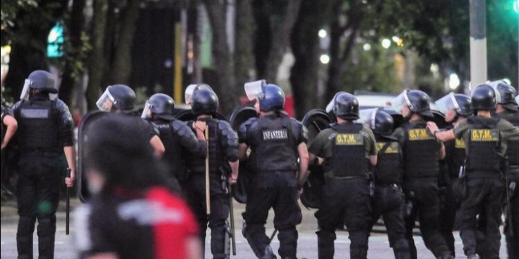 Incidentes y corridas en el parque Independencia a la salida de los hinchas tras la derrota de Newell’s