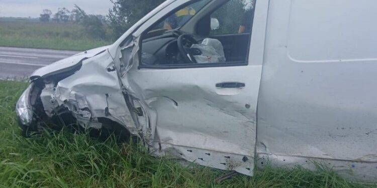 Un camión y una Kangoo chocaron en Ruta 13 a entre Pellegrini y San Jorge. Un herido.