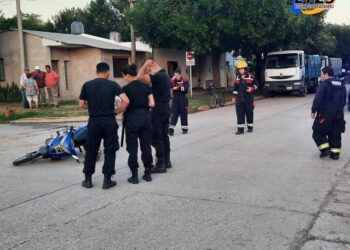 Las Rosas: Choque entre moto y camioneta dejó una mujer hospitalizada