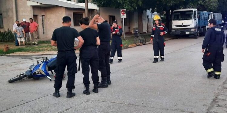 Las Rosas: Choque entre moto y camioneta dejó una mujer hospitalizada