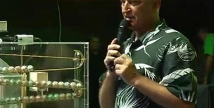 Leonel Cavallera fue anoche una vez más conductor del Auténtico Bingo de San Vicente