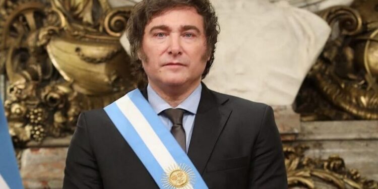 Milei promocionó una criptomoneda sospechada de fraude en sus redes sociales: Su valor se disparó en minutos y a la hora se desplomó