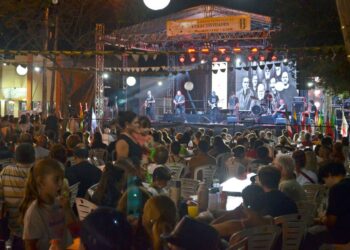 Galvez: MEMPHIS LA BLUSERA CERRÓ UNA GRAN FIESTA DE COLECTIVIDADES 2025