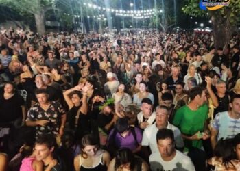 UNA MULTITUD EN AREQUITO PARA CELEBRAR CON BANDA XXI EL CARNAVAL