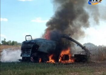 Preocupación y pérdida total de una máquina agrícola en un grave incendio en Bella Italia