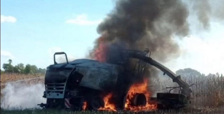 Preocupación y pérdida total de una máquina agrícola en un grave incendio en Bella Italia