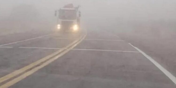 Las rutas de las regiones Centro y Sur se presentan con bancos de niebla y neblina que reducen notablemente la visibilidad.