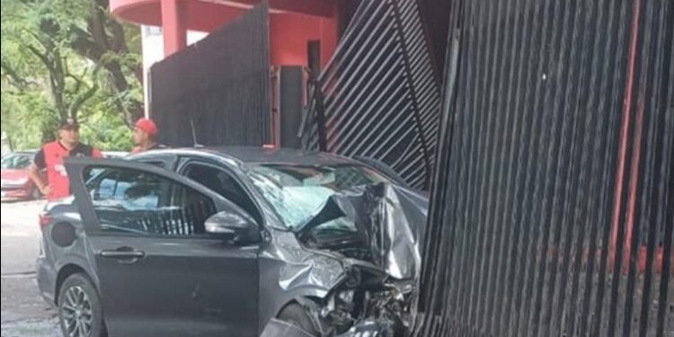 Rosario Un auto se incrustó en el estadio de Newell’s y de milagro no hubo heridos