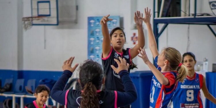 San Genaro: CLASE ABIERTA DE BÁSQUET FEMENINO EN EL CLUB SPORTIVO