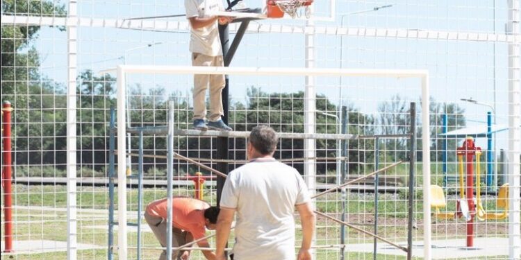 Timbues: MEJORAS EN LA INFRAESTRUCTURA DEPORTIVA: COMENZÓ LA RENOVACIÓN INTEGRAL DEL PLAYÓN DEPORTIVO DEL BARRIO LA PALOMA