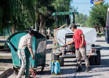 TIMBÚES MÁS LIMPIO: CONTINÚA LA LIMPIEZA Y DESINFECCIÓN DE CONTENEDORES EN LOS BARRIOS POCHO PÉREZ Y GAUCHITO GIL