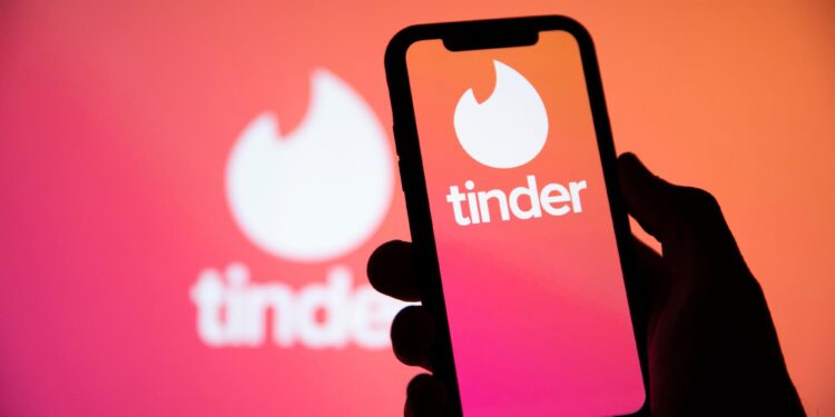 Conoció a una cordobesa por Tinder y la estafó en 50 millones de pesos: quedó detenido