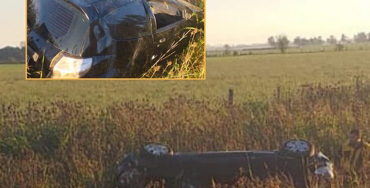 Bomberos de San Genaro asistieron a una mujer que volcó en su auto