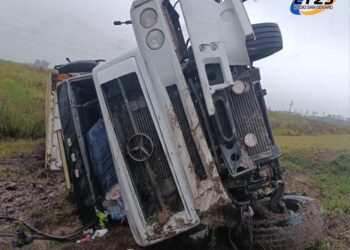 UN CAMIÓN VOLCÓ EN LA AUTOPISTA A LA ALTURA DE BARRANCAS