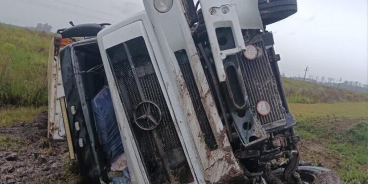 UN CAMIÓN VOLCÓ EN LA AUTOPISTA A LA ALTURA DE BARRANCAS