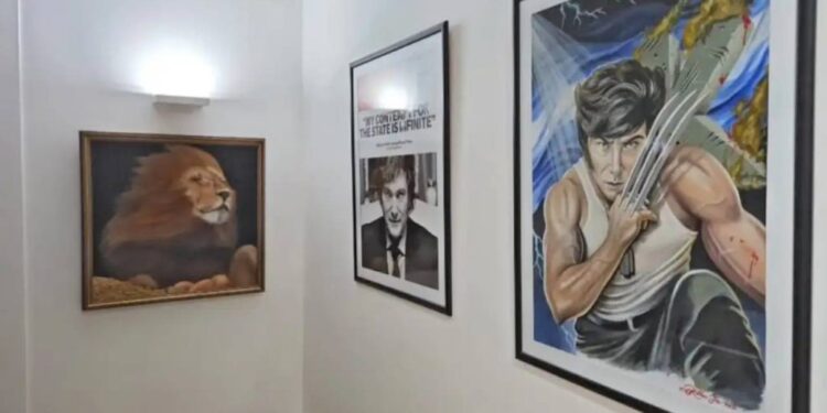 Milei armó una galería en Olivos con retratos de sí mismo y en uno es un X-Men musculoso
