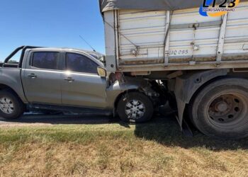 Una camioneta “se metió” bajo el acoplado de un camión en Ruta 23 a la altura de San Guillermo