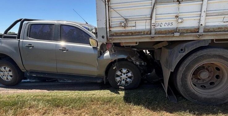 Una camioneta “se metió” bajo el acoplado de un camión en Ruta 23 a la altura de San Guillermo