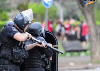 Incidentes tras el clásico entre los hinchas de Newells y la policía. Violencia, destrozos y un ataque a los Bomberos Voluntarios