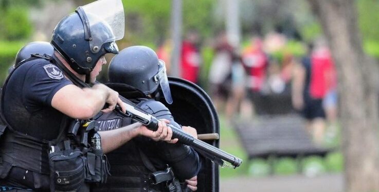 Incidentes tras el clásico entre los hinchas de Newells y la policía. Violencia, destrozos y un ataque a los Bomberos Voluntarios