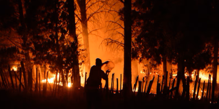 El Bolsón: refuerzan operativos por el avance del fuego