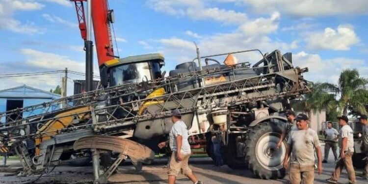 LAS ROSAS: SE ROMPIO UNA FUMIGADORA Y QUEDO «CLAVADA» EN EL PAVIMENTO