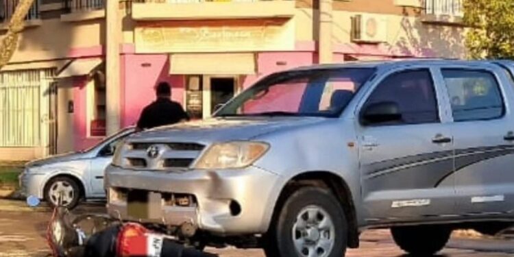 Galvez: Fuerte accidente entre una moto y una camioneta en la Ciudad. Una niña herida