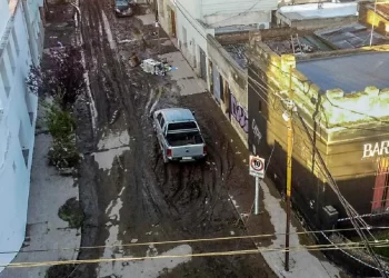 BAHÍA BLANCA: AMANECIÓ DEVASTADA TRAS LA TRAGEDIA: AL MENOS 10 MUERTOS Y MILES DE EVACUADOS