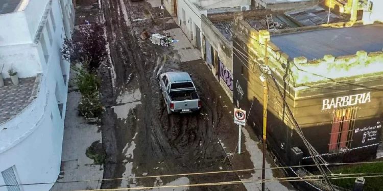 BAHÍA BLANCA: AMANECIÓ DEVASTADA TRAS LA TRAGEDIA: AL MENOS 10 MUERTOS Y MILES DE EVACUADOS
