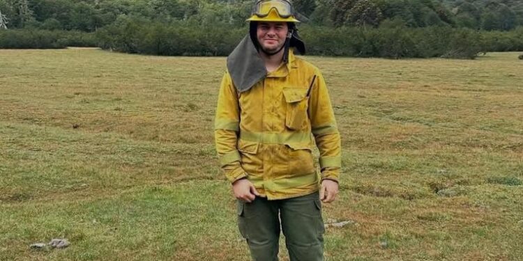 Galvez: El bombero galvense Tomás Raimondi ya se encuentra en la ciudad, luego de haber estado trabajando en los incendios del sur, regresando sano y salvo.