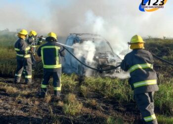 Una camioneta se incendió en Ruta 34 a la altura de Luis Palacios