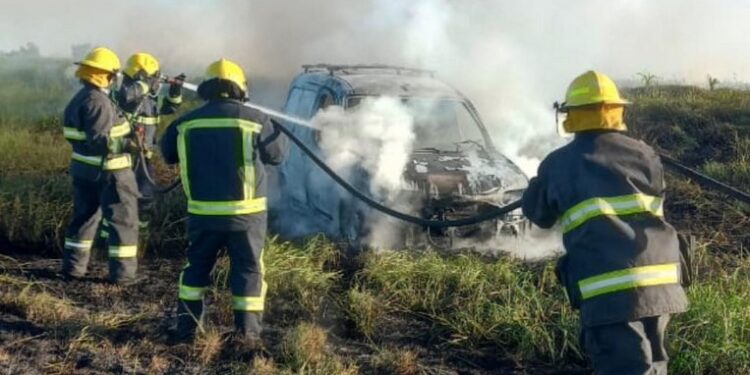 Una camioneta se incendió en Ruta 34 a la altura de Luis Palacios