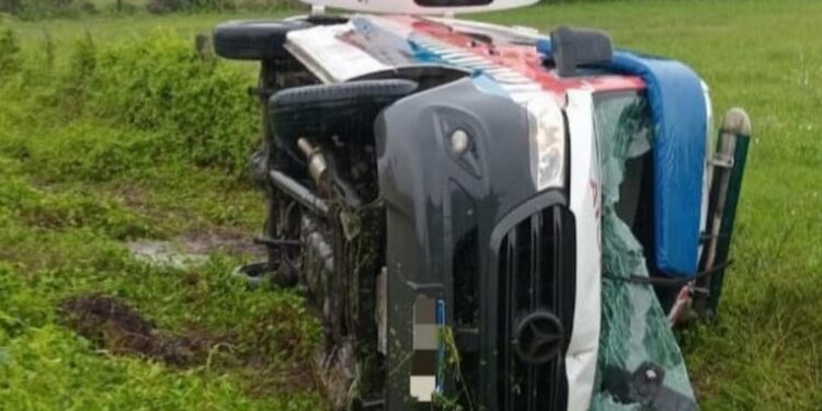 Emilia: Una ambulancia con una embarazada a bordo volcó en ruta 11 y 62