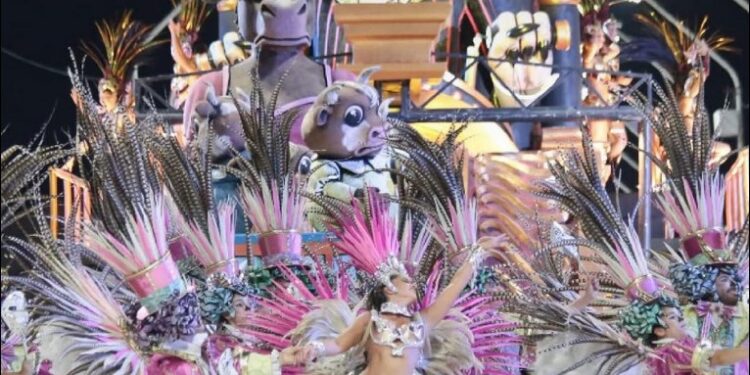 LA COMPARSA PAPELITOS SE CONSAGRÓ TETRACAMPEONA EN EL CARNAVAL DE GUALEGUAYCHÚ