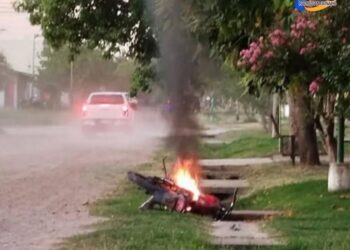 Disturbios en la calle, una pelea y una moto en llamas en San Cristobal