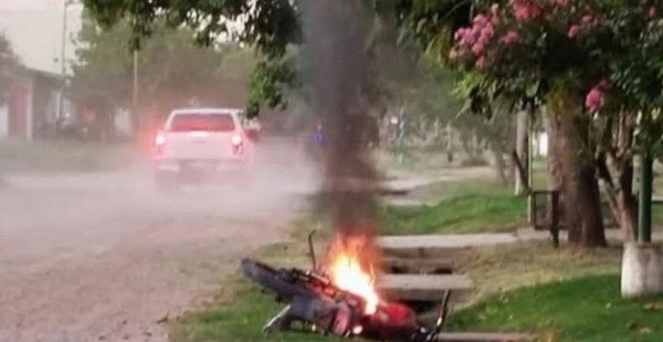Disturbios en la calle, una pelea y una moto en llamas en San Cristobal