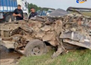 Dos hombres murieron tras chocar contra un camión y un patrullero, mientras huían de la policía a la altura de Ibarlucea