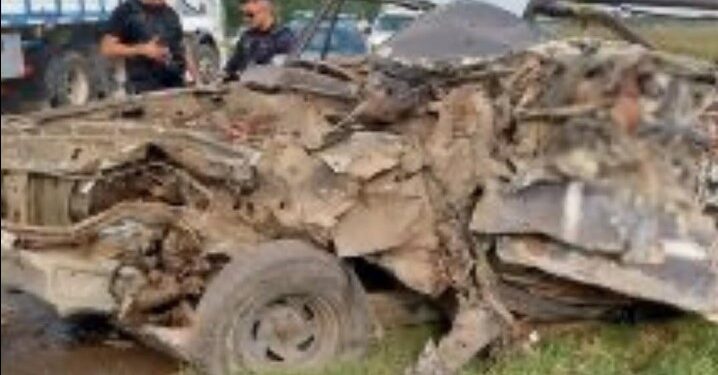 Dos hombres murieron tras chocar contra un camión y un patrullero, mientras huían de la policía a la altura de Ibarlucea