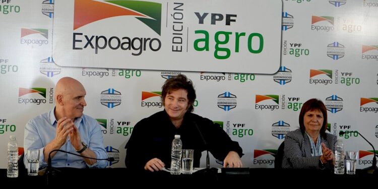 Milei en Expoagro: «Los buenos son los de azul y los hijos de p… que andan con trapos en la cara y rompen autos son los malos»