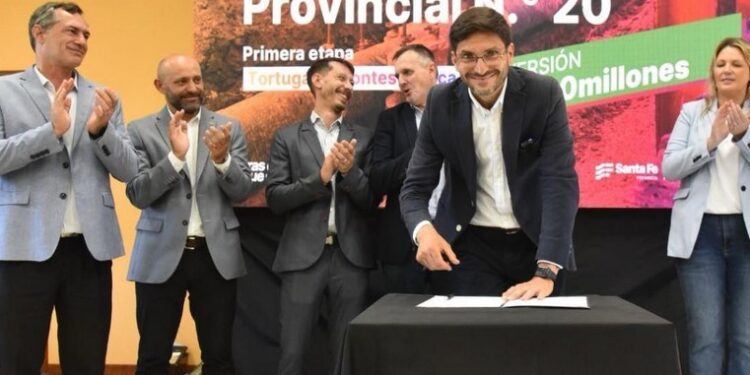 Montes De Oca Firma del inicio de obra del gasoducto Ruta Provincial 20