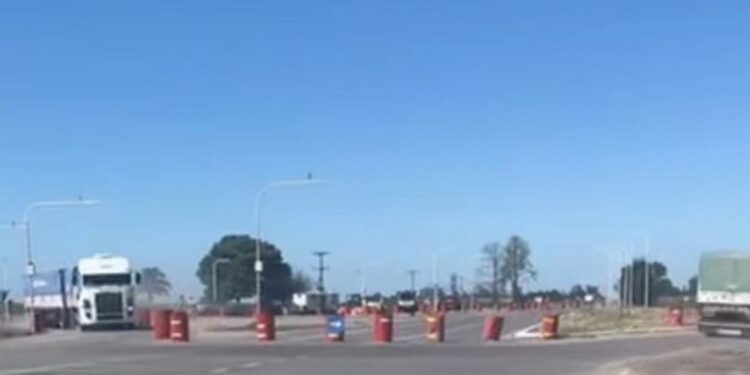 Galvez: Debido a la obra de la rotonda en la intersección de Ruta 80 y Ruta 10, se ha implementado un desvío en la zona.