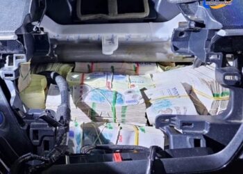 Viajaba con más de 357 millones de pesos ocultos en su auto
