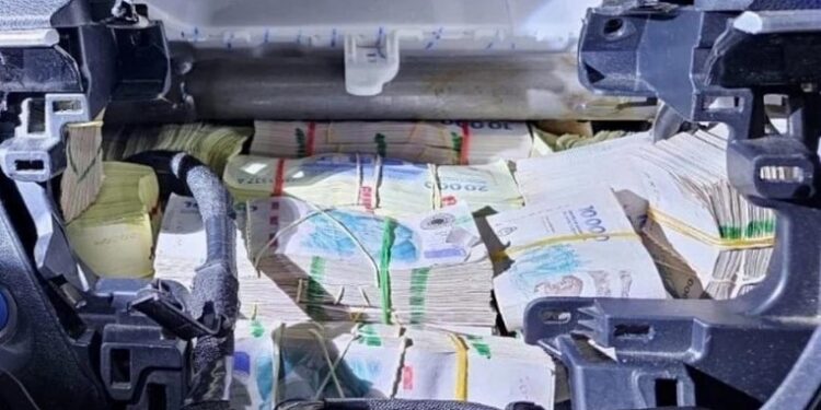 Viajaba con más de 357 millones de pesos ocultos en su auto