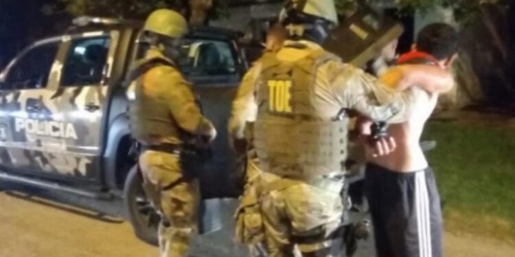 Monje: un hombre tomó de rehen a una familia y la rocío con alcohol amenazando con prender fuego